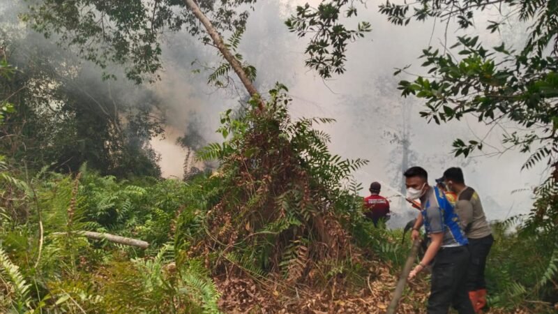 Cegah Api Meluas ke Permukiman, Polsek Sabangau Padamkan Hotspot di Bereng Bengkel