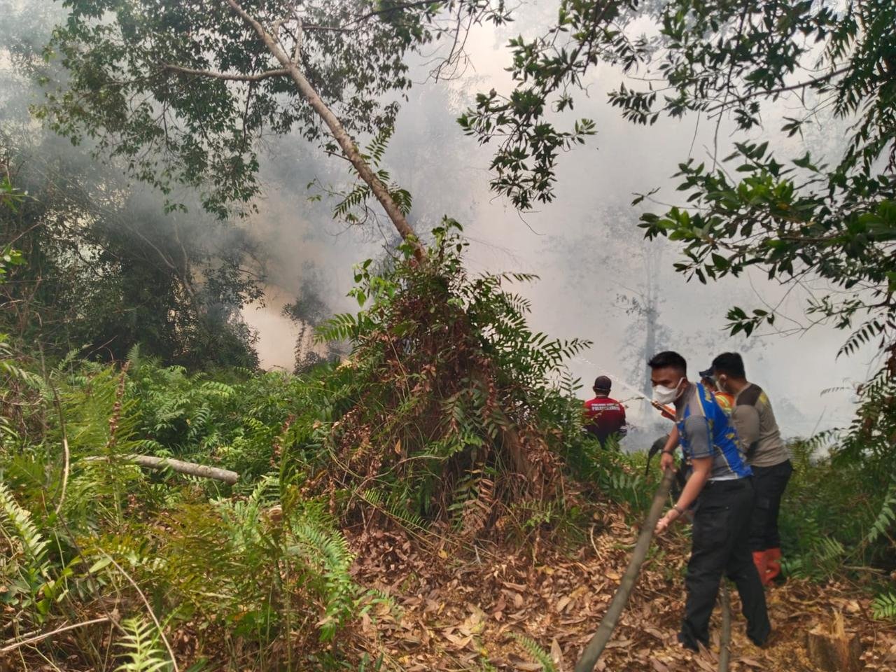 Cegah Api Meluas ke Permukiman, Polsek Sabangau Padamkan Hotspot di Bereng Bengkel