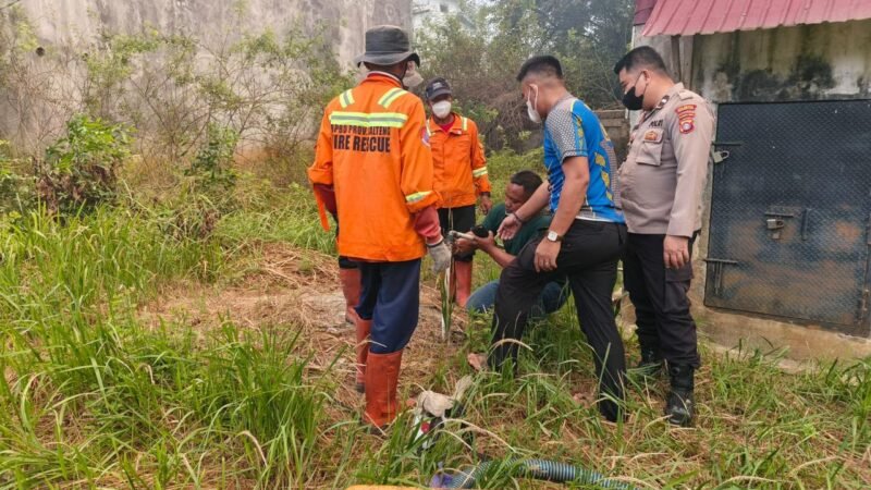 Polsek Sabangau Bersama Relawan Padamkan Hotspot Dua Hektare di Jalan Kahuripan