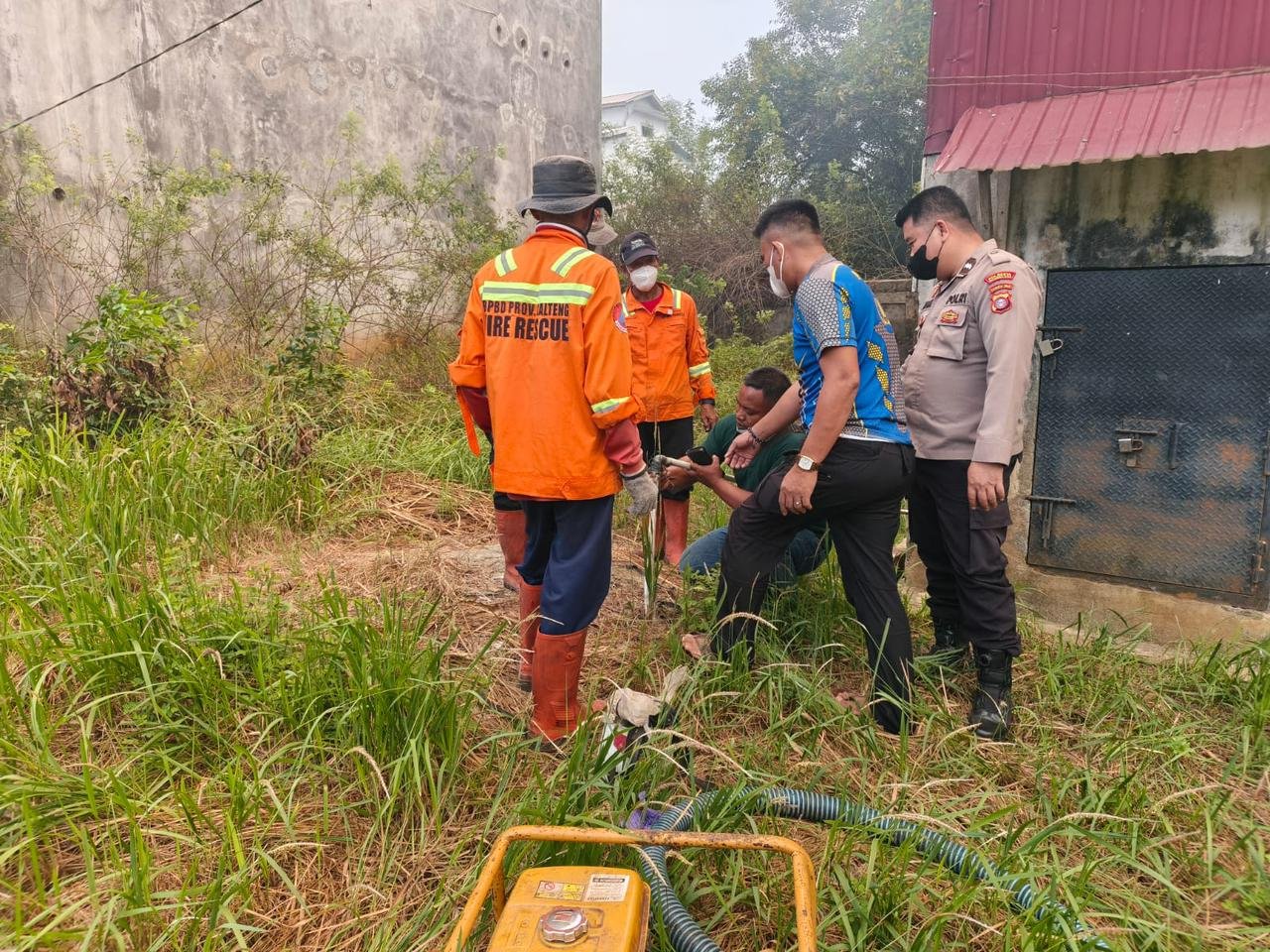 Polsek Sabangau Bersama Relawan Padamkan Hotspot Dua Hektare di Jalan Kahuripan