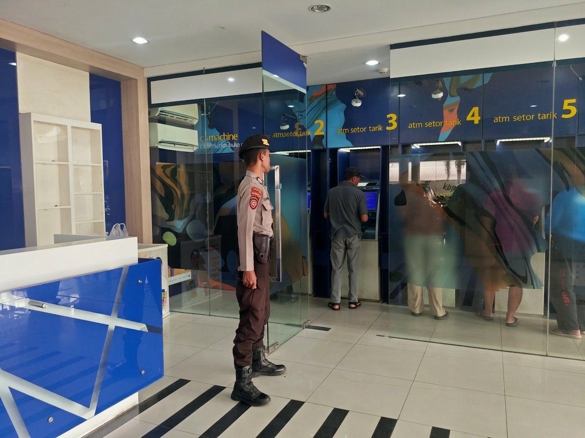 Ciptakan Rasa Aman, Satpamobvit Polresta Palangka Raya Laksanakan Pengamanan Bank