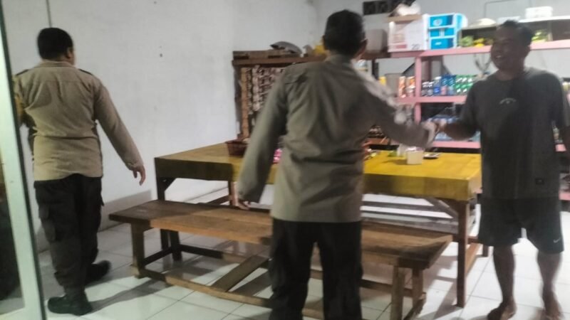 Hampiri Warung Kopi di Tumbang Tahai, Polsek Bukit Batu Berikan Edukasi Kamtibmas