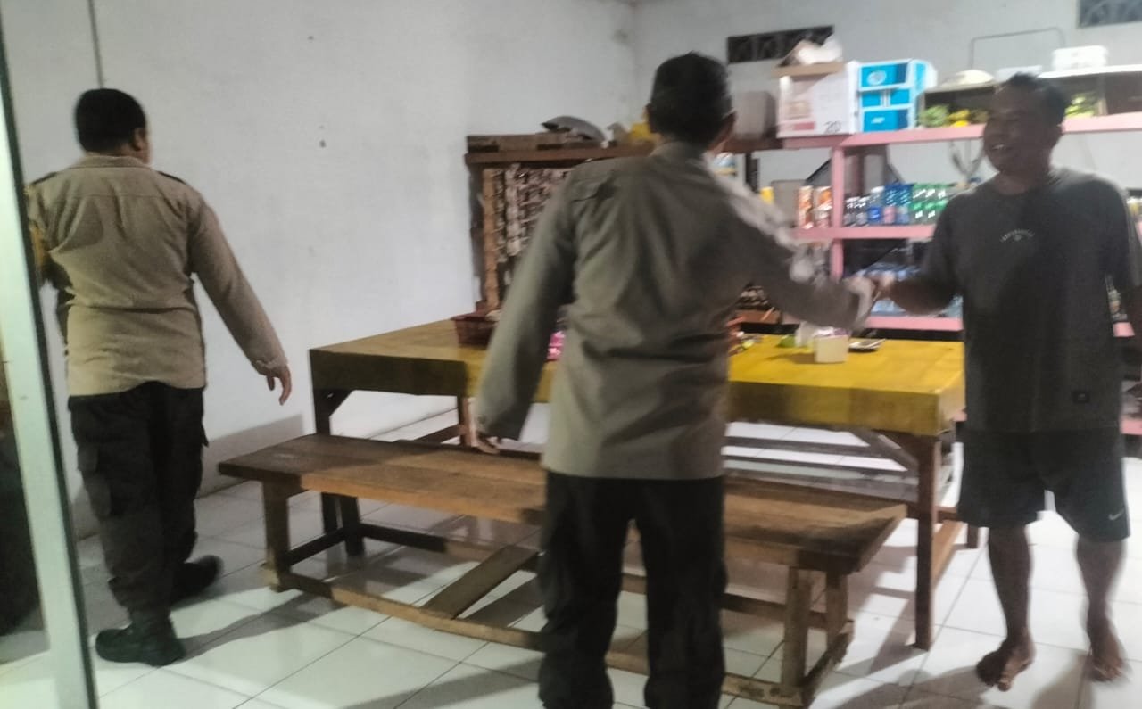 Hampiri Warung Kopi di Tumbang Tahai, Polsek Bukit Batu Berikan Edukasi Kamtibmas