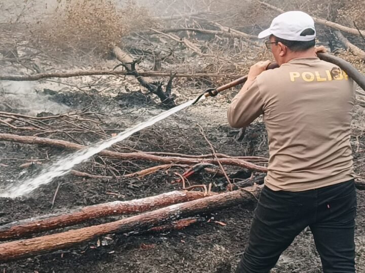 Inovasi Cairan Pemadam Shabodama, Terobosan Personel Polda Kalteng Atasi Karhutla di Lahan Gambut