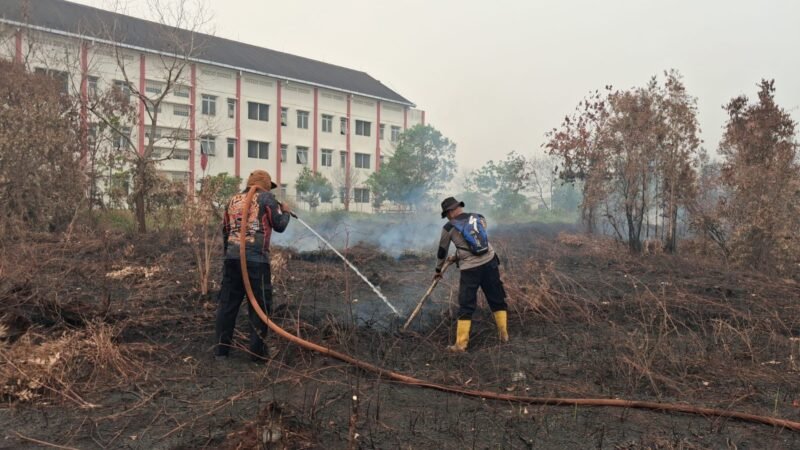 Karhutla Menyala Kembali, Polsek Pahandut Lakukan Pemadaman di Mahir Mahar