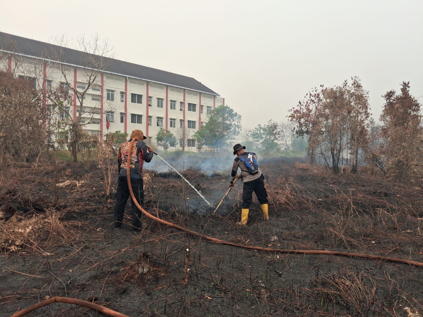 Karhutla Menyala Kembali, Polsek Pahandut Lakukan Pemadaman di Mahir Mahar