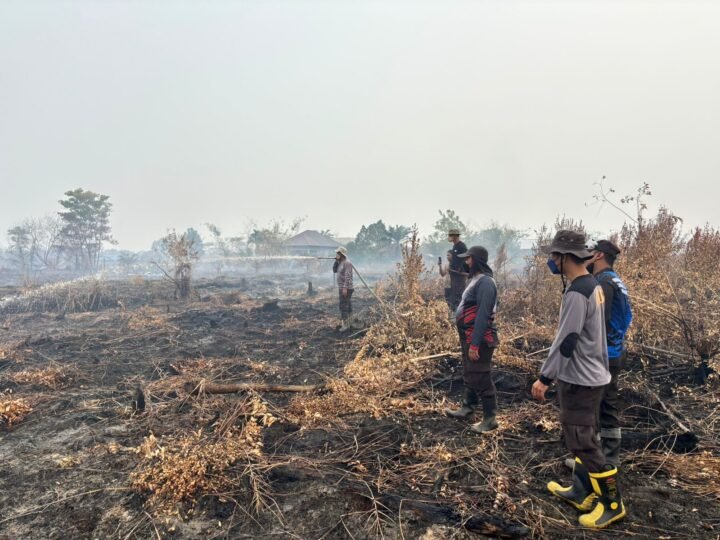 Padamkan Karhutla di Jalan Persi, Tim Polresta Palangka Raya Berjibaku Selama Seharian