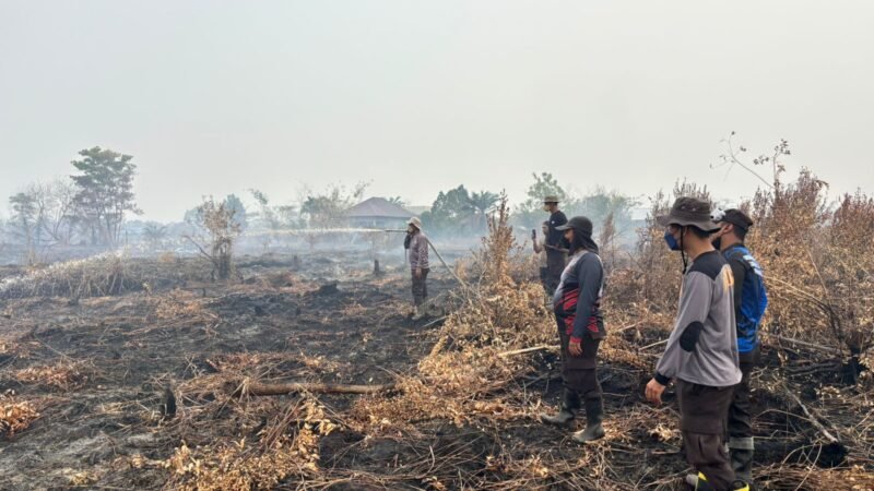 Padamkan Karhutla di Jalan Persi, Tim Polresta Palangka Raya Berjibaku Selama Seharian