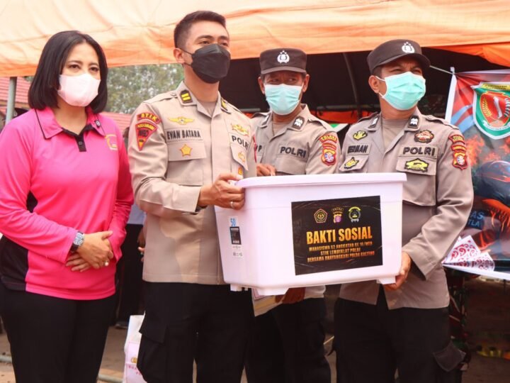 Ketua Bhayangkari Daerah Kunjungi Posko Karhutla, Salurkan Bansos dan Semangati Satgas