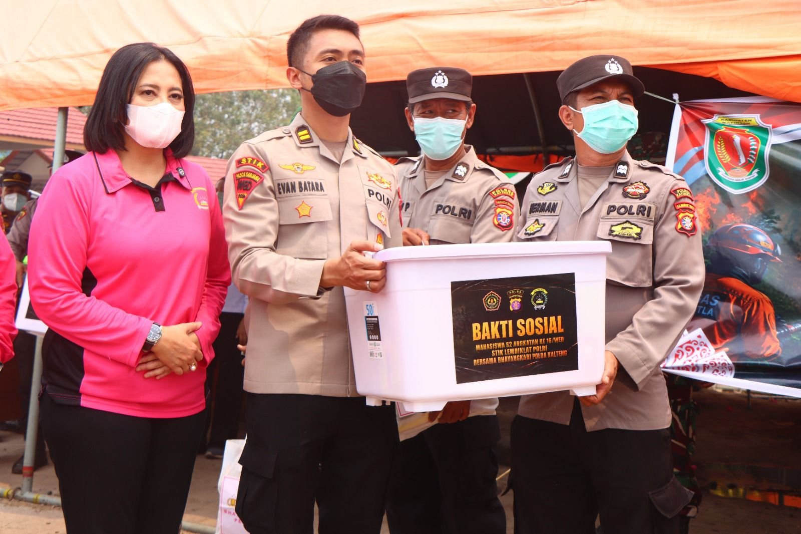 Ketua Bhayangkari Daerah Kunjungi Posko Karhutla, Salurkan Bansos dan Semangati Satgas