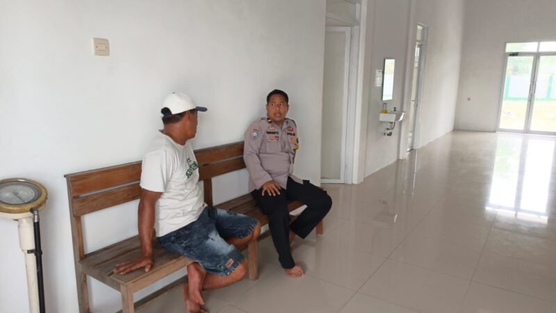 Bhabinkamtibmas Petuk Barunai Mediasi Kecelakaan Mobil Lowbed yang Rusak Gerbang Pustu