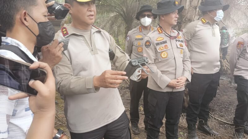 Polda Kalteng Optimalkan Serbuk Tepung Singkong “Hertindo AF31”, Untuk Padamkan Bara di Lahan Gambut