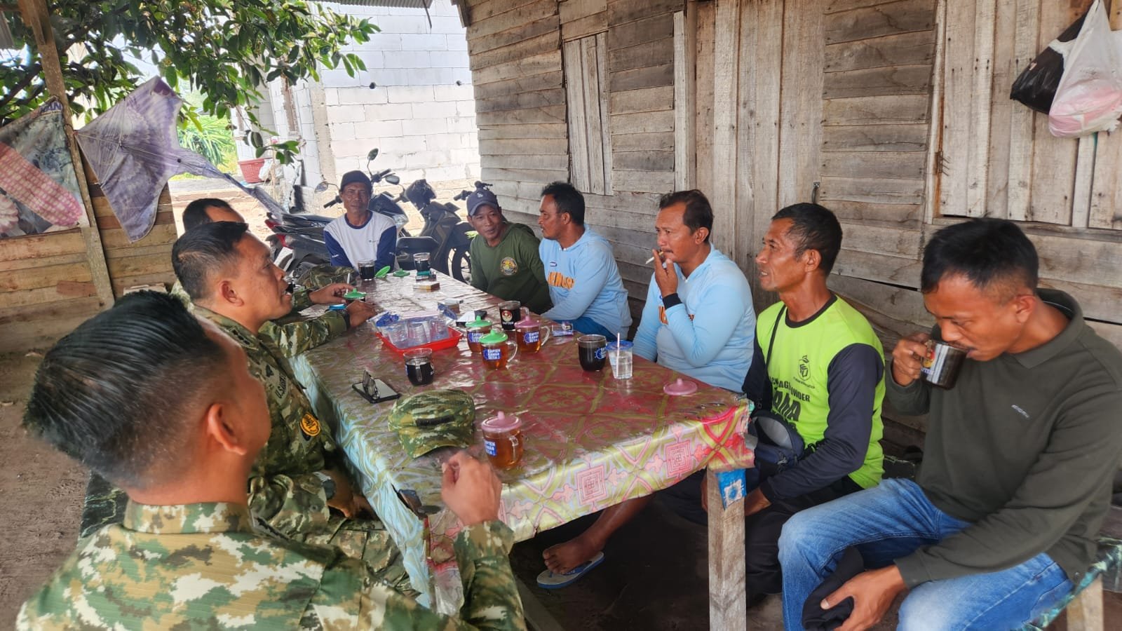 Pasis Sesko TNI LVI Dorong Petani Buah Naga Kelampangan Buka Lahan Tanpa Bakar