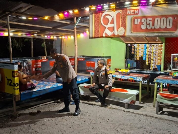 Datangi Warung Kopi, Patroli Polsek Bukit Batu Sharing Kamtibmas dengan Warga Marang