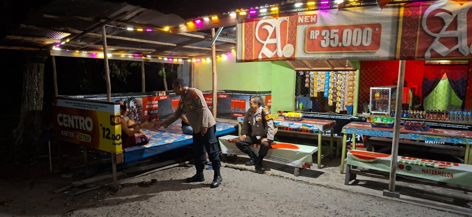Datangi Warung Kopi, Patroli Polsek Bukit Batu Sharing Kamtibmas dengan Warga Marang