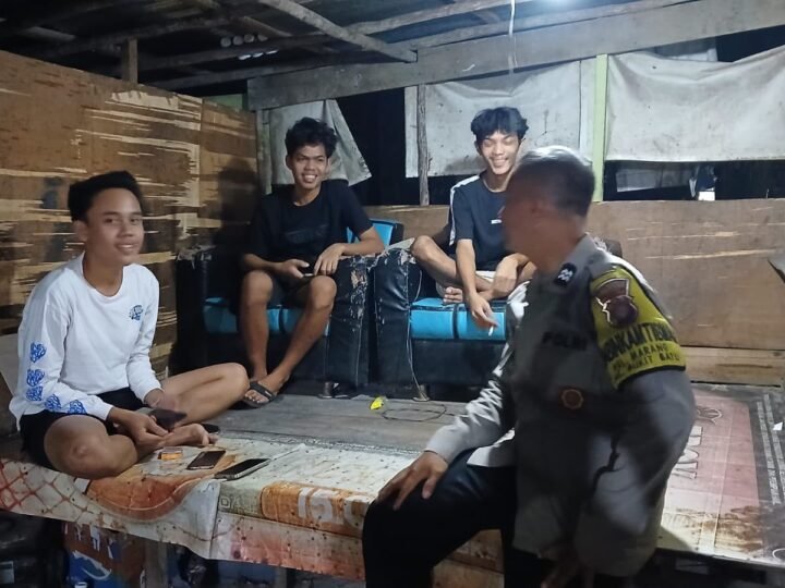 Hampiri Bengkel Motor, Polsek Bukit Batu Sampaikan Informasi Layanan Polri 110