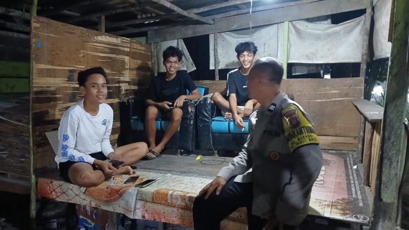 Hampiri Bengkel Motor, Polsek Bukit Batu Sampaikan Informasi Layanan Polri 110