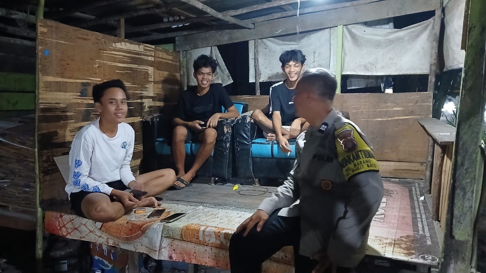 Hampiri Bengkel Motor, Polsek Bukit Batu Sampaikan Informasi Layanan Polri 110