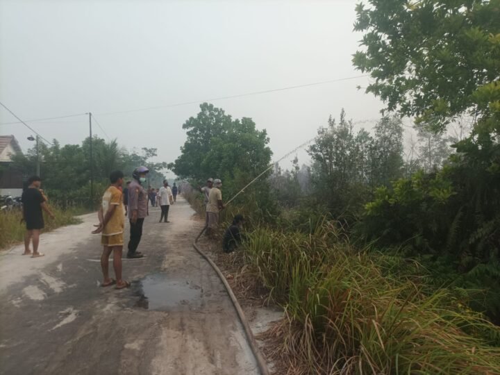 Cek Karhutla di Basewud, Polsek Sabangau Bersama Warga Lakukan Pemadaman