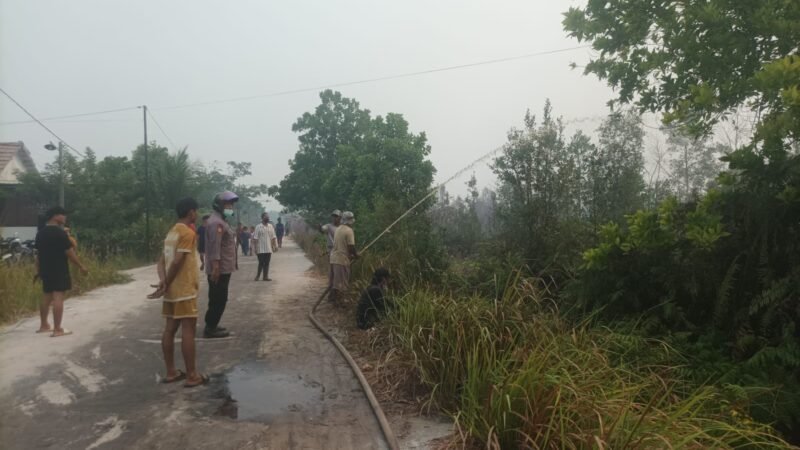 Cek Karhutla di Basewud, Polsek Sabangau Bersama Warga Lakukan Pemadaman
