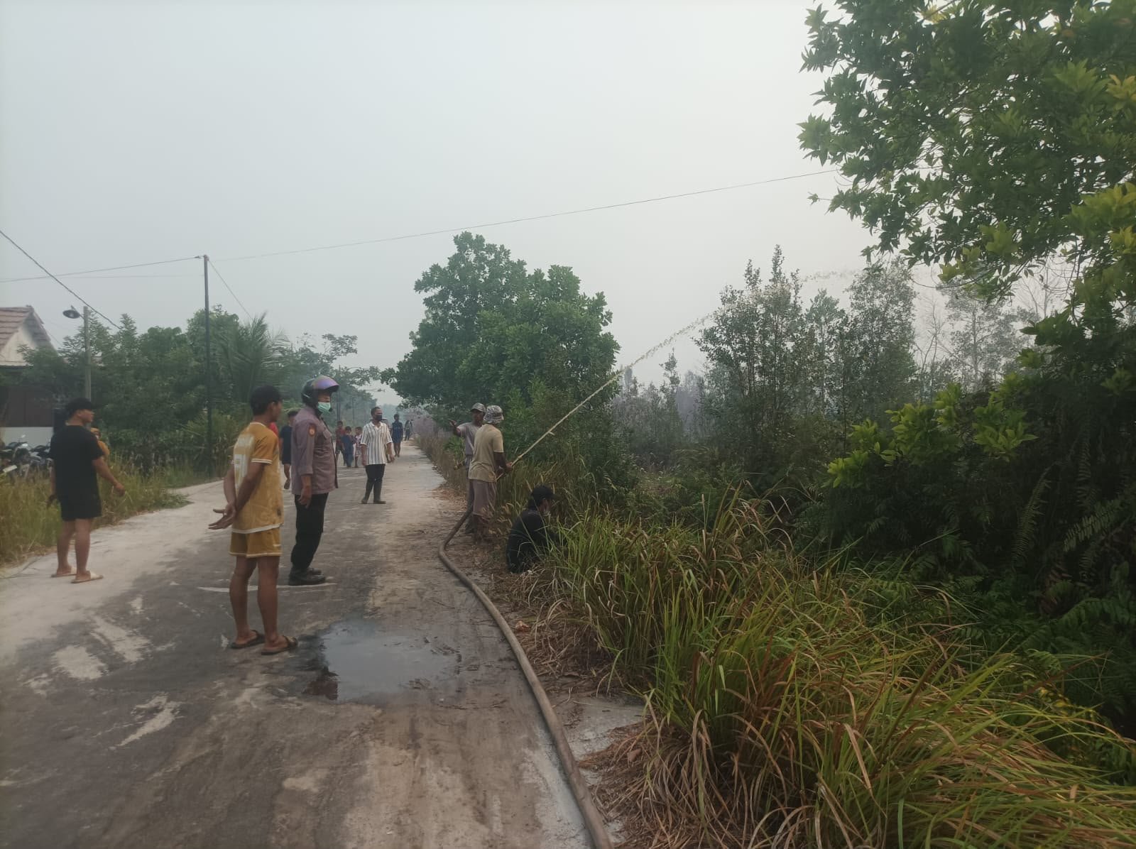 Cek Karhutla di Basewud, Polsek Sabangau Bersama Warga Lakukan Pemadaman