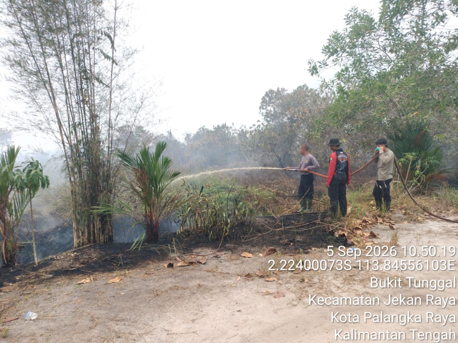 Cek Karhutla Dekat Permukiman, Polsek Sabangau Bersama MPA dan TSAK Lakukan Pendinginan