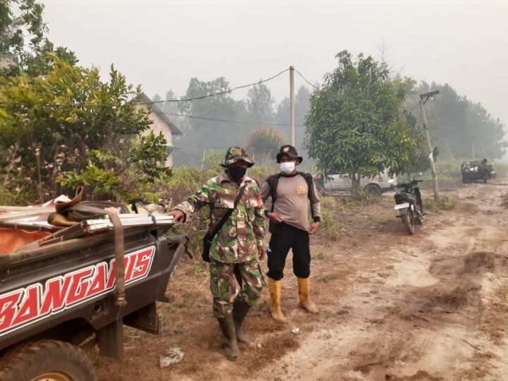 Cek Hotspot, Polsek Pahandut Bersama Relawan Padamkan Karhutla di Panarung