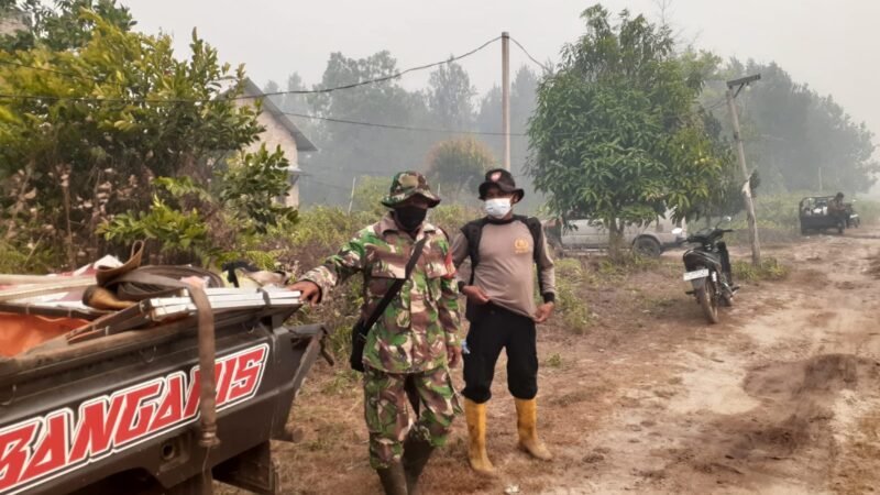 Cek Hotspot, Polsek Pahandut Bersama Relawan Padamkan Karhutla di Panarung