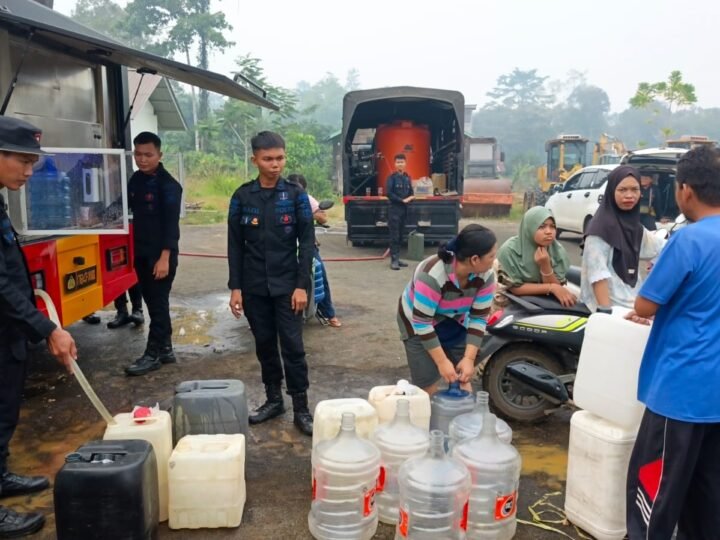 Brimob Kalteng Salurkan Air Bersih untuk Warga Desa Danau Usung