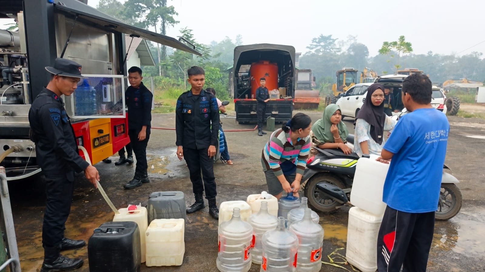 Brimob Kalteng Salurkan Air Bersih untuk Warga Desa Danau Usung