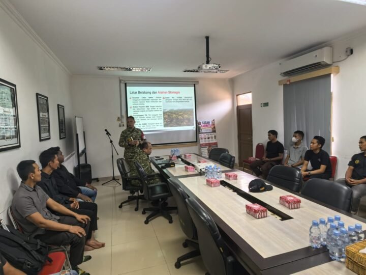 Hari kelima, Dansesko TNI, Marsdya TNI M. Khairil Lubis meninjau Pasis Dikreg Sesko TNI LVI berikan Penyuluhan Karhutla di Kab. Kapuas