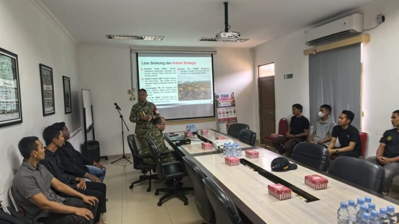 Hari kelima, Dansesko TNI, Marsdya TNI M. Khairil Lubis meninjau Pasis Dikreg Sesko TNI LVI berikan Penyuluhan Karhutla di Kab. Kapuas