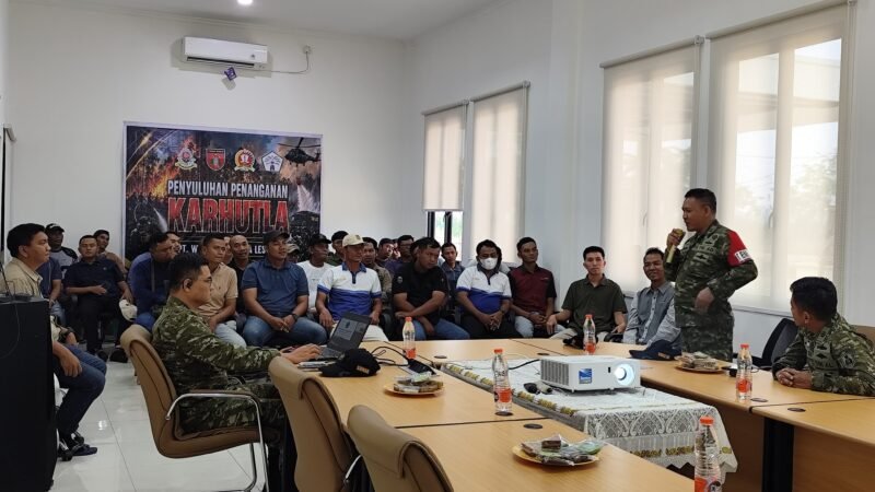Hari kelima, Dansesko TNI, Marsdya TNI M. Khairil Lubis meninjau Pasis Dikreg Sesko TNI LVI berikan Penyuluhan Karhutla di Kab. Kapuas