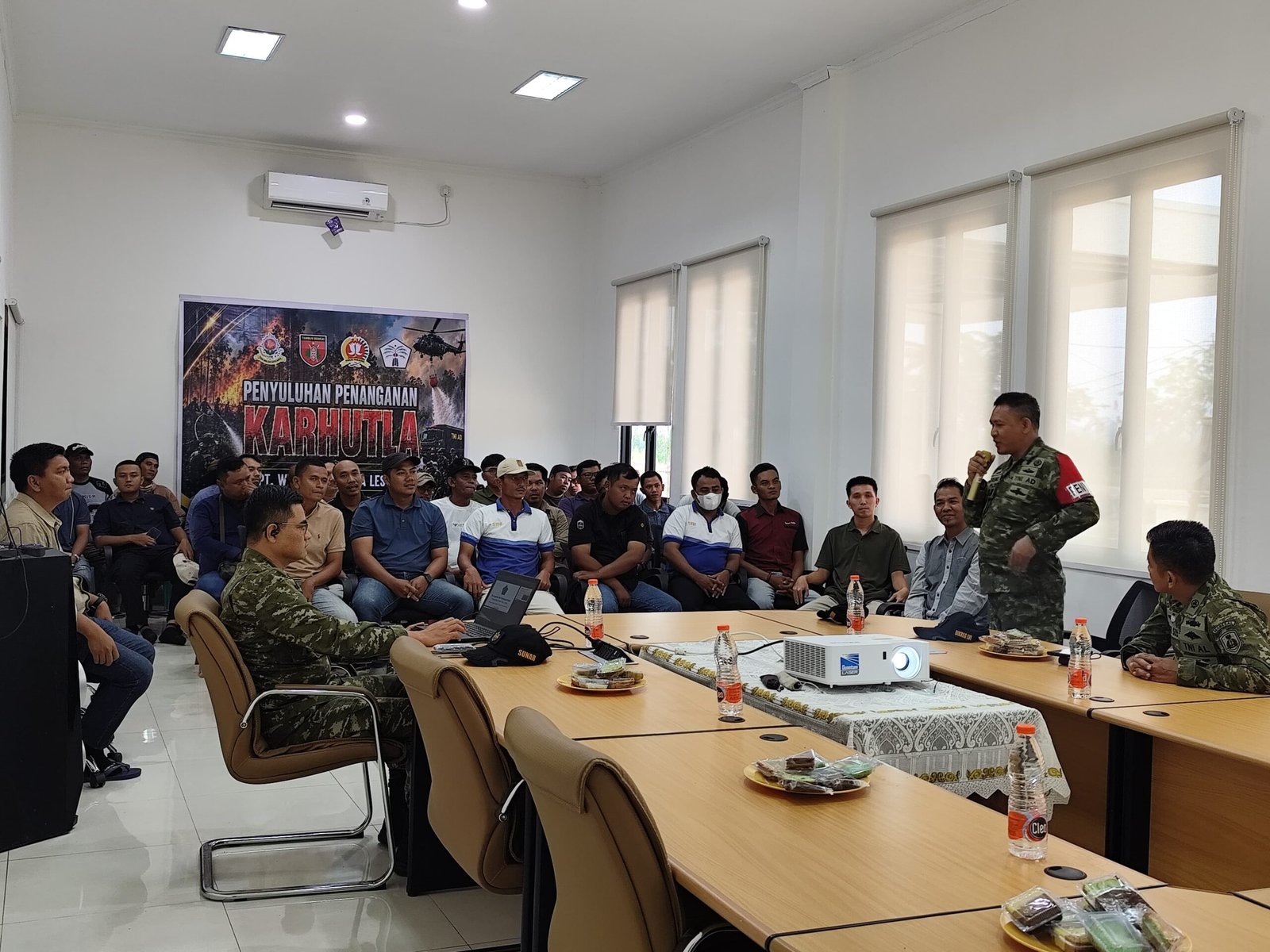 Hari kelima, Dansesko TNI, Marsdya TNI M. Khairil Lubis meninjau Pasis Dikreg Sesko TNI LVI berikan Penyuluhan Karhutla di Kab. Kapuas
