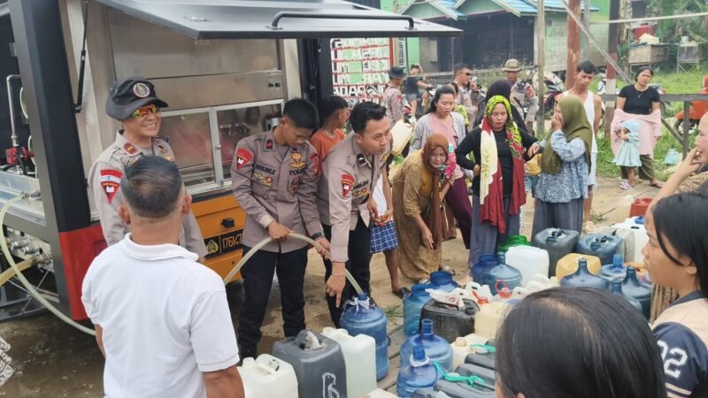 Brimob Kalteng Hadir di Tengah Warga Juking Panjang, Salurkan Air Bersih