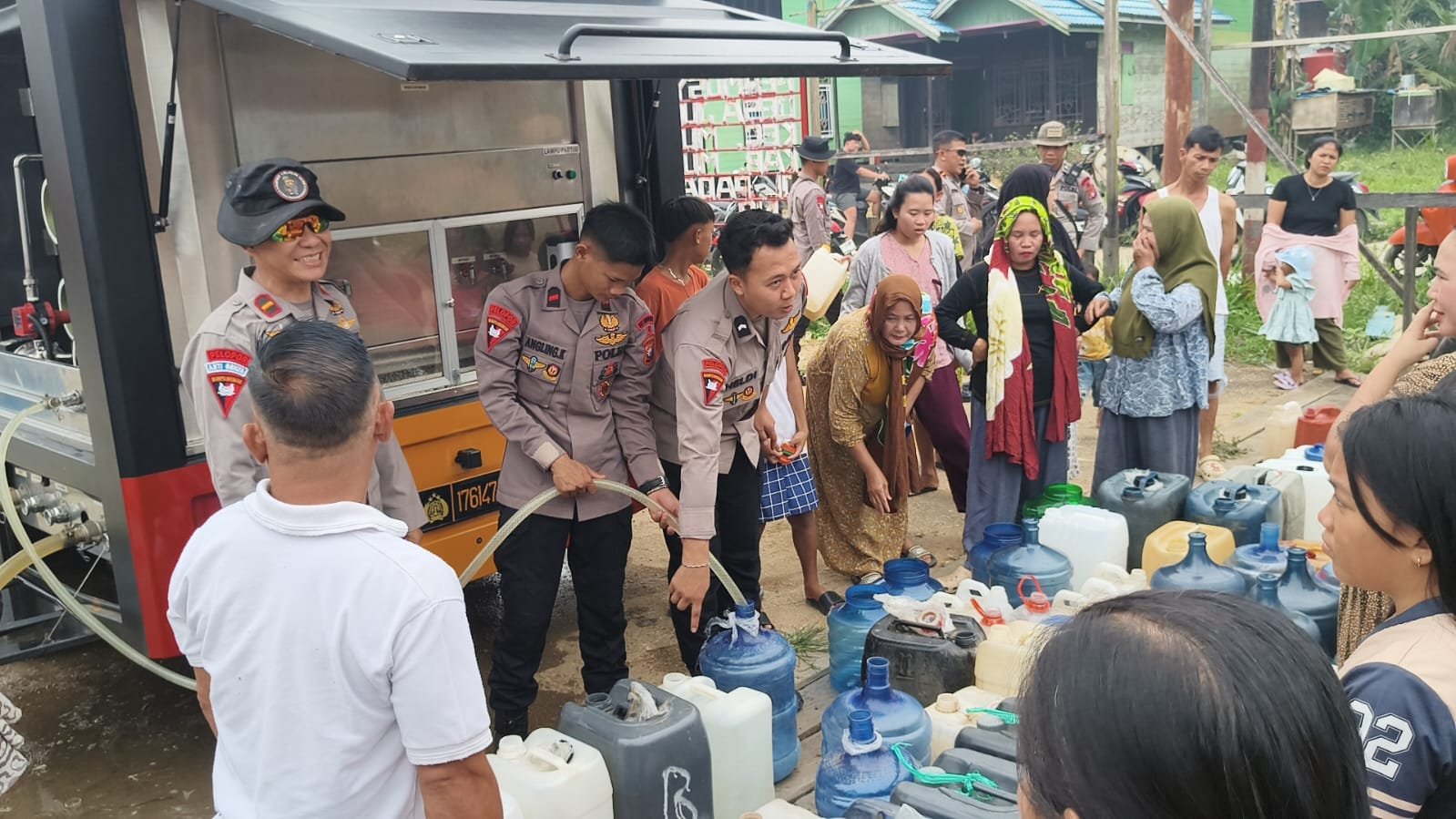 Brimob Kalteng Hadir di Tengah Warga Juking Panjang, Salurkan Air Bersih