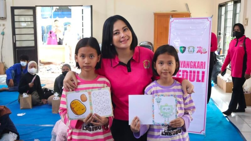 Ketua Bhayangkari dan Tim Psikologi SDM Polda Kalteng Berikan Trauma Healing untuk Masyarakat dan Anak-anak Terdampak Kabut Asap