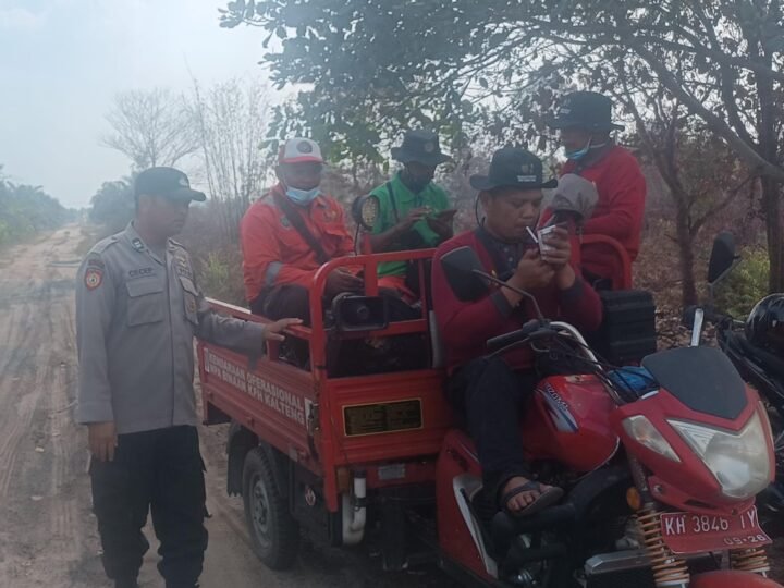Cek Karhutla di Jalan Semar, Polsek Sabangau Bersama MPA Lakukan Pemadaman