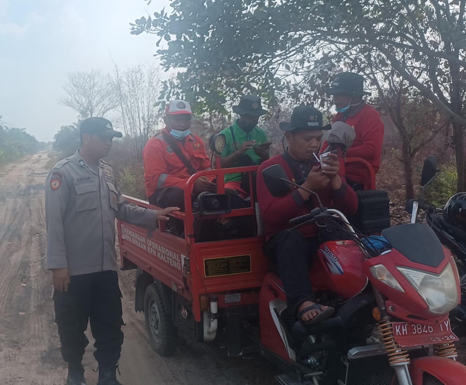 Cek Karhutla di Jalan Semar, Polsek Sabangau Bersama MPA Lakukan Pemadaman