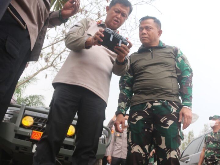 Cek Karhutla Bersama Pangdam, Kapolda Kalteng Kerahkan Helikopter Water Bombing Padamkan titik Api di Km 23 Palangka Raya