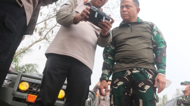 Cek Karhutla Bersama Pangdam, Kapolda Kalteng Kerahkan Helikopter Water Bombing Padamkan titik Api di Km 23 Palangka Raya