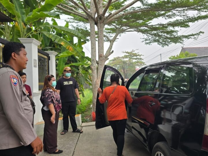 Koordinasi dengan Instansi Terkait, Bhabinkamtibmas Langkai Tangani Warga Gangguan Jiwa
