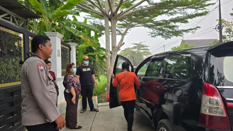 Koordinasi dengan Instansi Terkait, Bhabinkamtibmas Langkai Tangani Warga Gangguan Jiwa