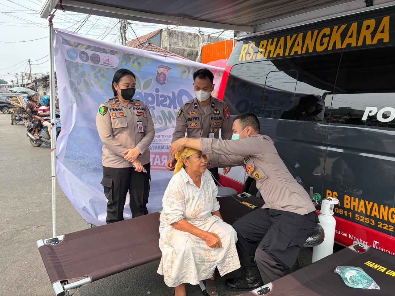 Kepedulian di Tengah Kabut Asap, Rumkit Bhayangkara Terus Bergerak Berikan Layanan Oksigen Gratis untuk Masyarakat