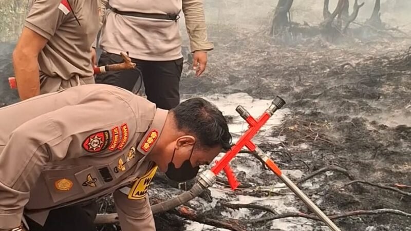 Dirsamapta Polda Kalteng Pantau Langsung Penggunaan Larutan Surfaktan Dalam Penanganan Karhutla