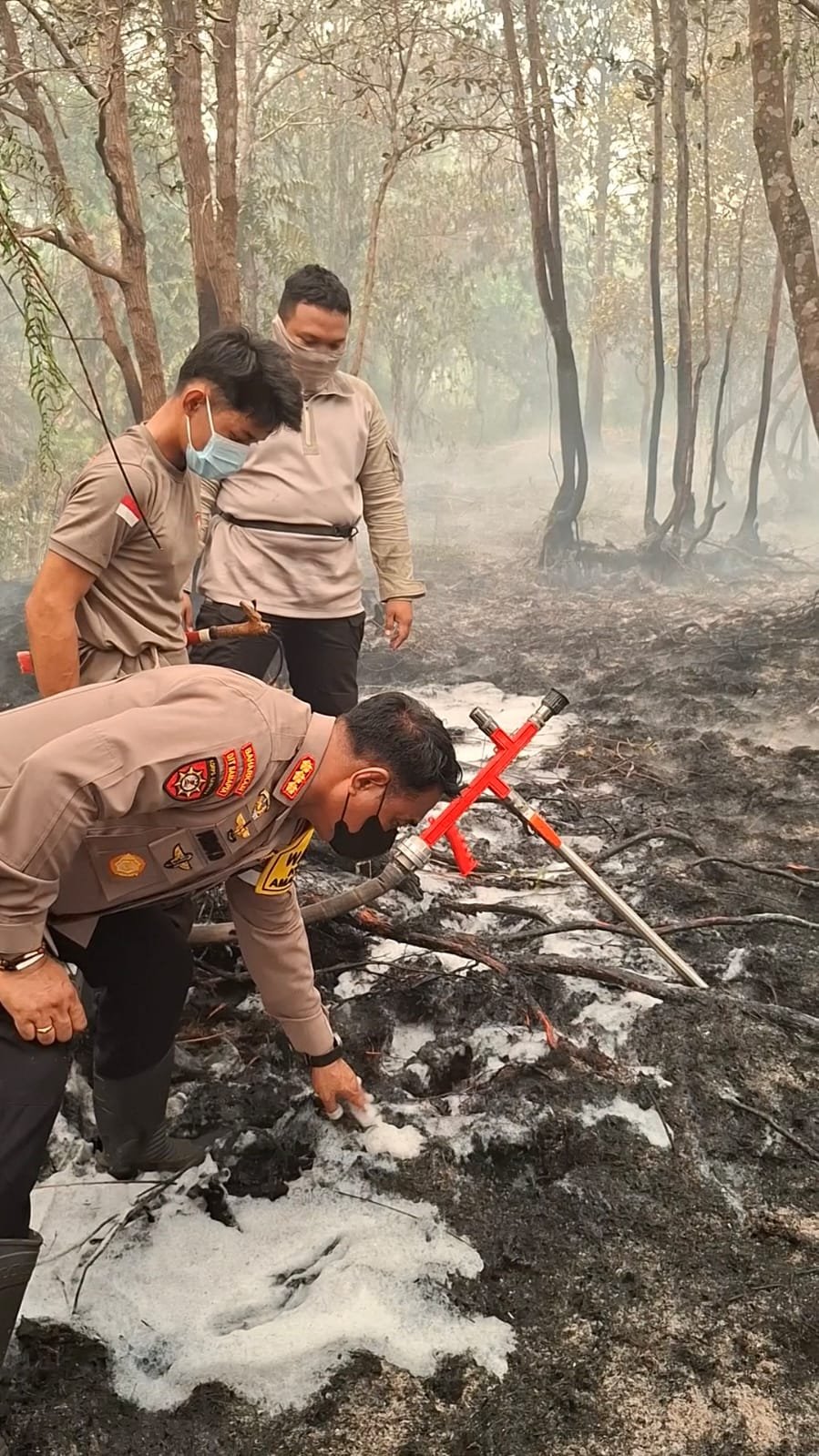 Dirsamapta Polda Kalteng Pantau Langsung Penggunaan Larutan Surfaktan Dalam Penanganan Karhutla