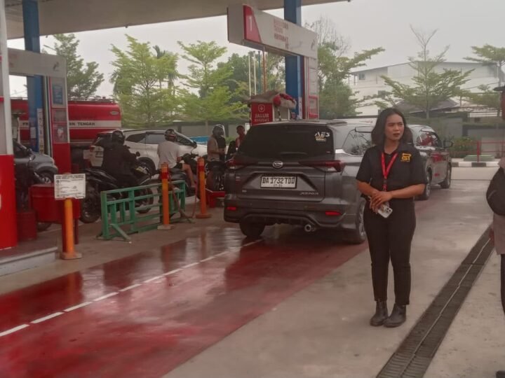 Pantau Antrean BBM, Polsek Pahandut Amankan SPBU Jalan Yos Sudarso