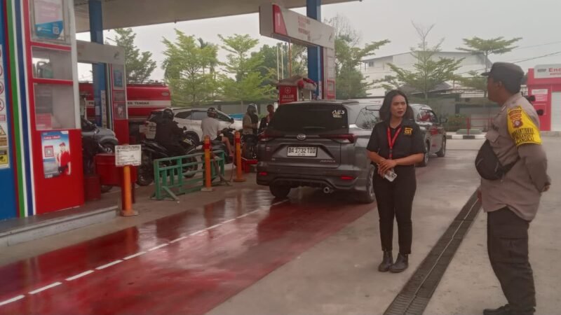 Pantau Antrean BBM, Polsek Pahandut Amankan SPBU Jalan Yos Sudarso