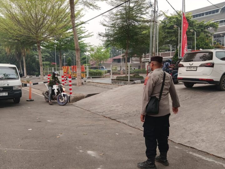 Pastikan Antrean Tertib, Polsek Pahandut Pantau Ketersediaan BBM di SPBU Diponegoro