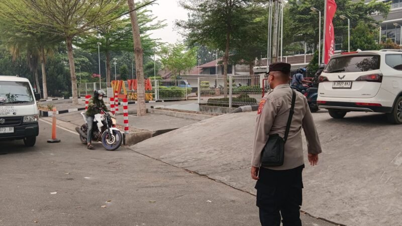 Pastikan Antrean Tertib, Polsek Pahandut Pantau Ketersediaan BBM di SPBU Diponegoro